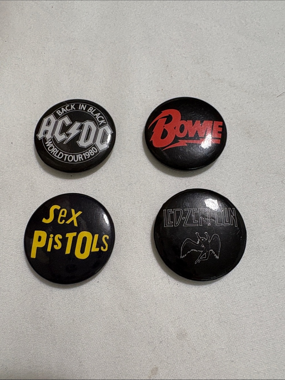 Tour Pins from AC/DC, Bowie, Sex Pistols, LED-Zeppelin. Unisex men, women, teen